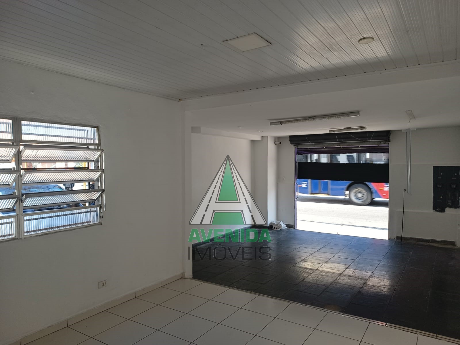 Salão comercial com aproximadamente 65 m² no Bairro Rudge Ramos