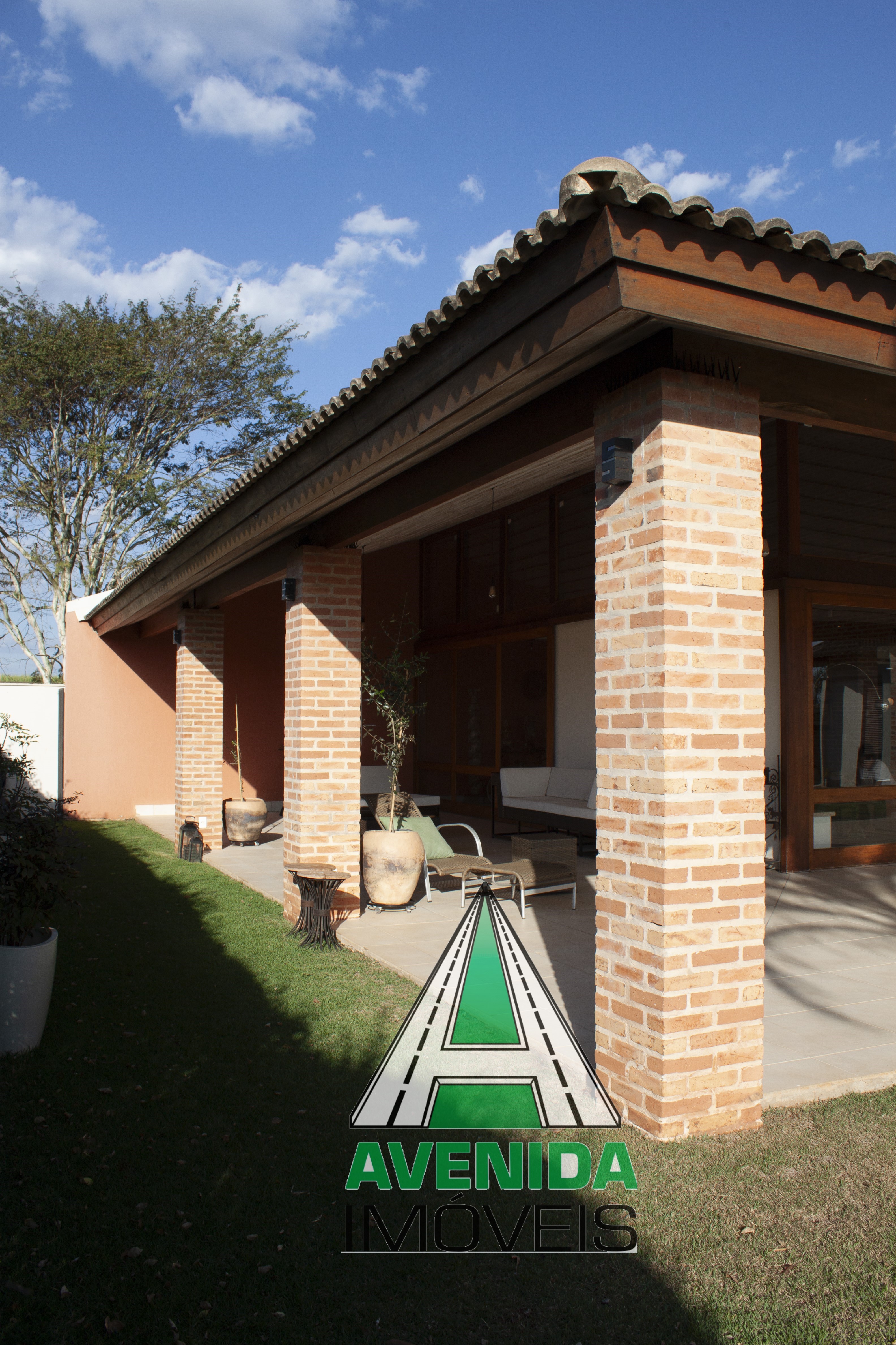Linda casa térrea, 549 m² c/ 4 suítes na cidade de Cesário Lange- SP